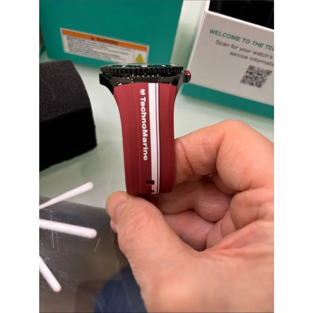 Technomarine bold red